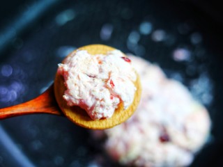 7、外脆里软的牛轧糖饼,用勺子挖一勺放在饼干中央。