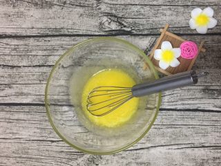 2、旺仔小馒头,黄油提前隔热水融化成液态，加入进刚才的蛋液中，继续搅匀