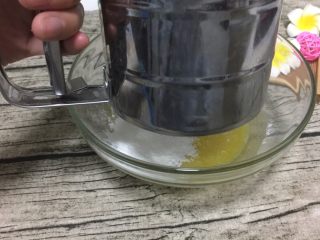 3、旺仔小馒头,面粉，奶粉，淀粉和泡打粉混合均匀，过筛到步骤2中的蛋液里