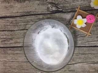 4、旺仔小馒头,用刮刀先拌匀，再用手揉捏