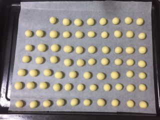 7、旺仔小馒头,小圆球越小越好，这样不容易开裂。每个圆球都留一点空隙