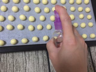 8、旺仔小馒头,圆球表面喷一层水，放入烤箱中层