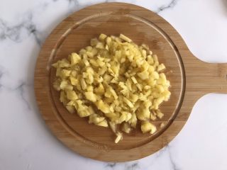 1、菠萝酥,将菠萝切碎