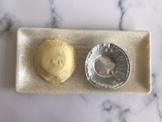 2、菠萝酥,蛋挞皮解冻两分钟后撕去外皮