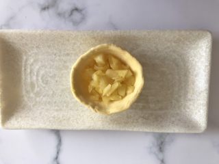 3、菠萝酥,放入切好的菠萝碎