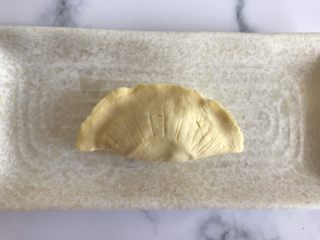 4、菠萝酥,然后对折 像包饺子一样 捏紧边缘