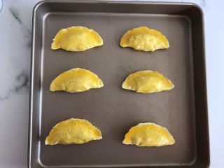 5、菠萝酥,放入烤盘中，刷上一层蛋黄液