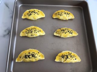 6、菠萝酥,撒上一层黑芝麻，放入提前预热好的烤箱上下火180度20分钟