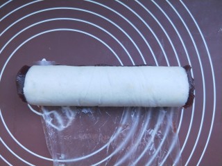 11、山药豆沙卷,整个都卷好，卷成一个圆筒。