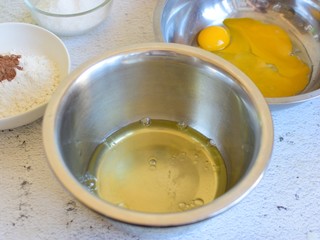 2、可可巧克力蛋糕,蛋清蛋黄分别打入两个无水无油的容器中