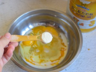 3、可可巧克力蛋糕,蛋黄加入奶粉，牛奶，玉米油，40克白糖