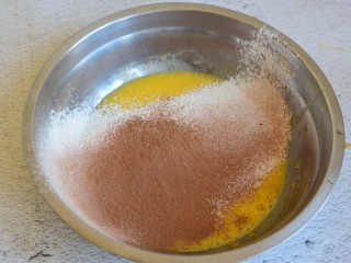 5、可可巧克力蛋糕,混合筛入低筋面粉和可可粉