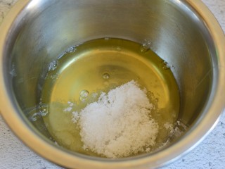 7、可可巧克力蛋糕,蛋清加入40克白糖