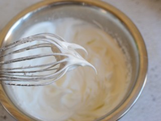 8、可可巧克力蛋糕,打发至硬性发泡