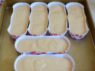 11、可可巧克力蛋糕,倒入模具八分满