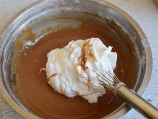 9、可可巧克力蛋糕,蛋清与蛋黄可可糊混合