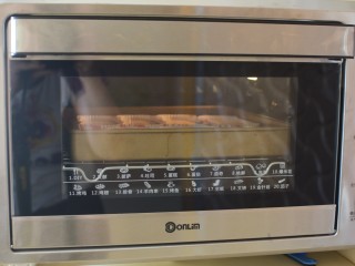 12、可可巧克力蛋糕,烤箱预热180度，中层上下火烤25分钟