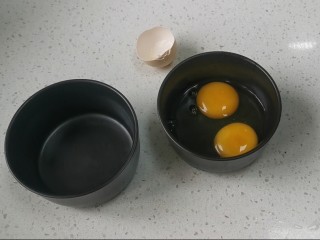 1、蒸水蛋,两个鸡蛋打入空碗里