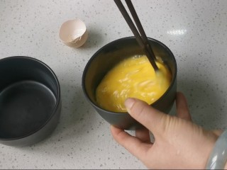 2、蒸水蛋,用筷子搅打均匀