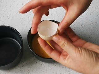3、蒸水蛋,取半个鸡蛋壳