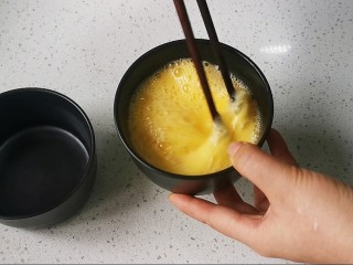 5、蒸水蛋,鸡蛋和温水搅打均匀
