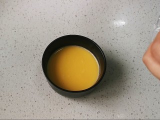 6、蒸水蛋,用筛网过滤一遍，去掉浮沫，如果没有筛网用勺子去掉浮沫也可以