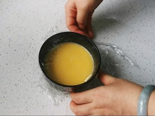 7、蒸水蛋,用保鲜膜封起来