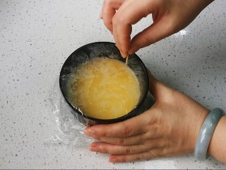 8、蒸水蛋,牙签扎少许的动排气