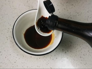 11、蒸水蛋,蒸鸡蛋期间我们调一个料汁，空碗里放入两勺味极鲜