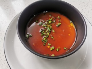 16、蒸水蛋,淋上刚调好的料汁，撒上少许葱花。