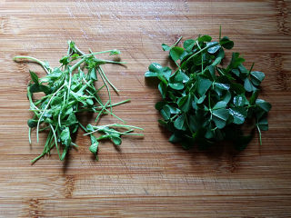 2、磷虾丸子苜蓿汤#宝宝辅食#,新鲜的苜蓿头摘去根头后清洗干净，然后将梗茎与叶子分摘开