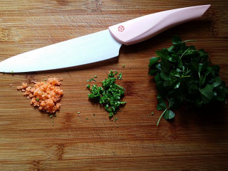 3、磷虾丸子苜蓿汤#宝宝辅食#,取少许梗茎和胡萝卜剁碎备用，主要为了丰富口感和色泽，余下的梗茎不用扔掉可以放至其它菜里了