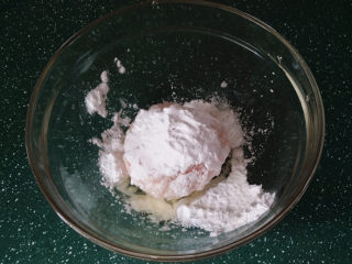 7、磷虾丸子苜蓿汤#宝宝辅食#,加入食盐、淀粉和鸡蛋清、顺一个方向搅拌均匀