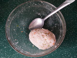 9、磷虾丸子苜蓿汤#宝宝辅食#,借助汤匙舀起磷虾肉团、轻轻地上下摔打几次上劲成团。