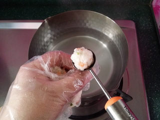 10、磷虾丸子苜蓿汤#宝宝辅食#,锅中水开转小火保持沸腾状态、然后带上一次性手套握住磷虾肉团、边挤边挖取适量小虾球放至水中