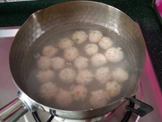 11、磷虾丸子苜蓿汤#宝宝辅食#,直至全部挤完、此时转中小火煮，切记不要大火，否则会溢锅不说，肉质也容易变老