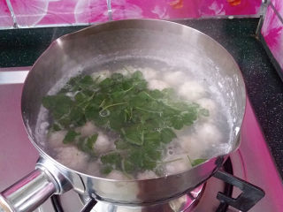 13、磷虾丸子苜蓿汤#宝宝辅食#,下入苜蓿菜叶子