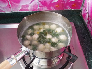 14、磷虾丸子苜蓿汤#宝宝辅食#,迅速滴入亚麻籽油，关火出锅，要不颜色全焉了不仅影响美观也影响口感。