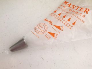 2、宝宝健康食谱  原味蛋白糖,取一个花裱袋，把八齿花边嘴放入花裱袋里