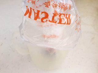 3、宝宝健康食谱  原味蛋白糖,把花裱袋套在一个杯子上备用