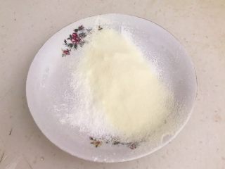 6、宝宝健康食谱  原味蛋白糖,把过筛后的玉米淀粉和奶粉放在一起