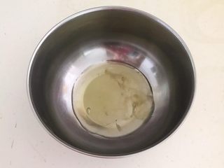 8、宝宝健康食谱  原味蛋白糖,把蛋白倒入一个无水无油的大碗里