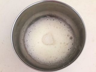 11、宝宝健康食谱  原味蛋白糖,用中速打发蛋白，打发出小泡，加入1/2白砂糖