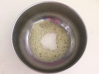 10、宝宝健康食谱  原味蛋白糖,用打蛋器低速打发蛋白，打发至有鱼眼泡，加入1/3白砂糖