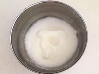 12、宝宝健康食谱  原味蛋白糖,用高速打发蛋白细腻，加入所有白砂糖