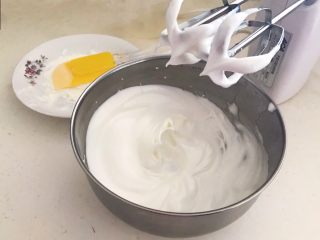 13、宝宝健康食谱  原味蛋白糖,用高速打发至硬性泡沫即可