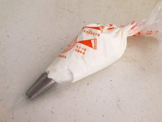 16、宝宝健康食谱  原味蛋白糖,把蛋白糊装入花裱袋