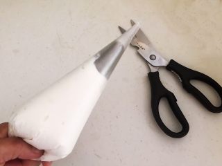 17、宝宝健康食谱  原味蛋白糖,用剪刀剪去花裱袋的小尖角