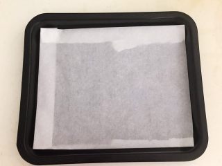 18、宝宝健康食谱  原味蛋白糖,取一个烤盘，里面铺上油纸