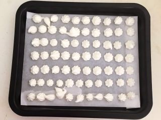 19、宝宝健康食谱  原味蛋白糖,把蛋白糊挤入烤盘